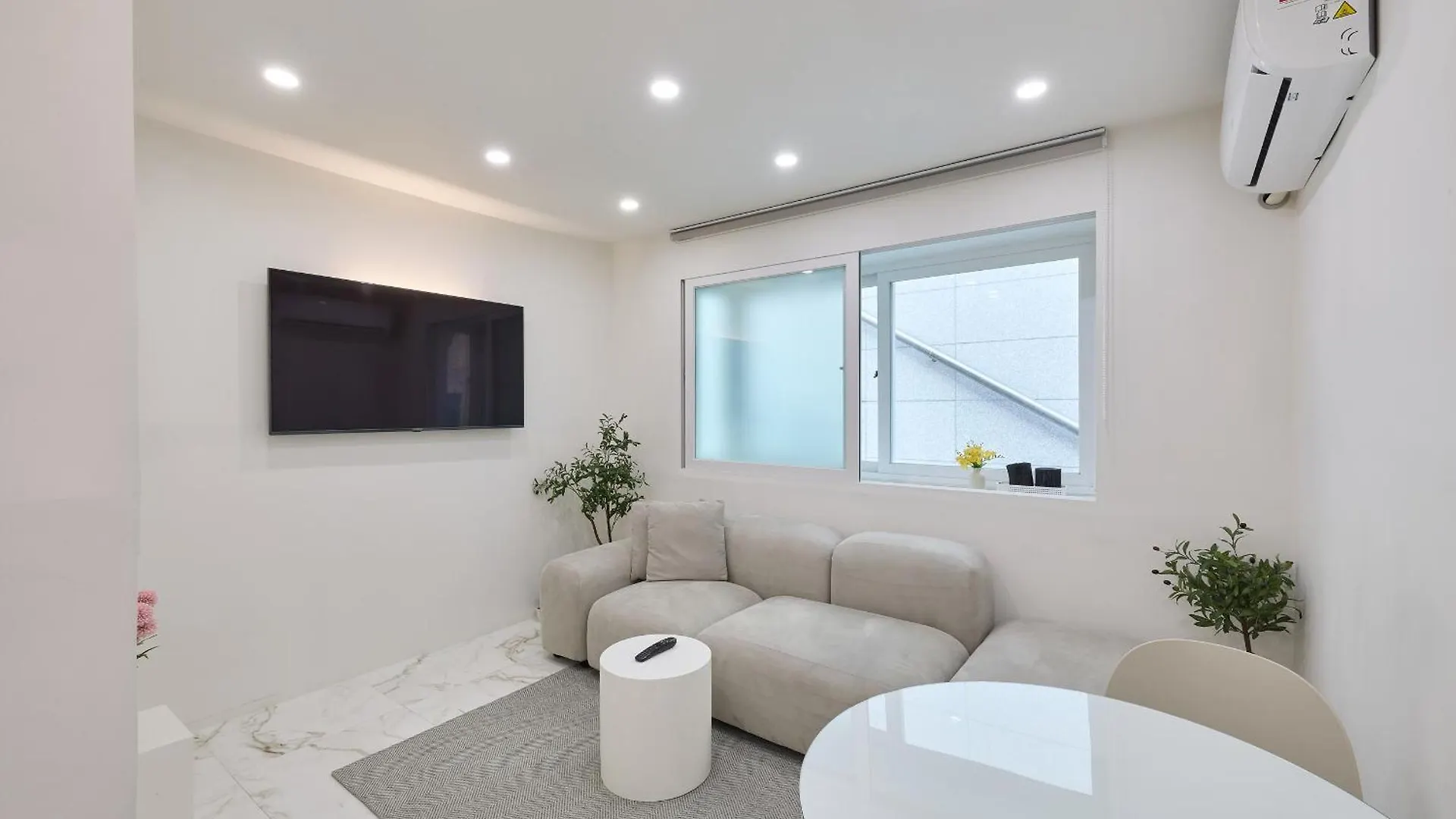 Unique House With Hongdae Area 2R With Livingroom Seoul